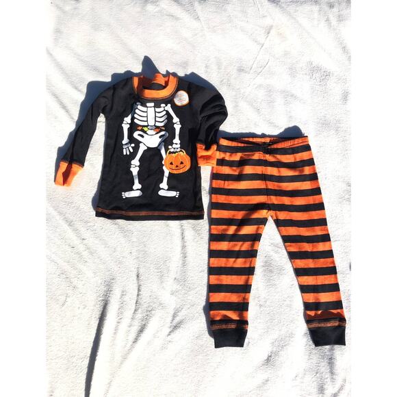CARTERS HALLOWEEN KIDS GLOW IN THE DARK PAJAMAS SIZE 12M - Picture 1 of 3